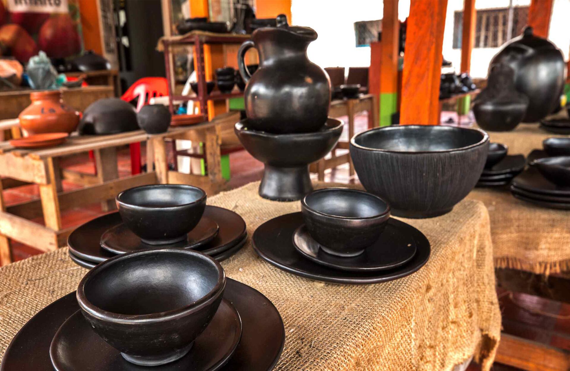 Cada año los artesanos de La Chamba celebran el Festival del Barro y premian a las jóvenes que demuestren una mayor agilidad en la creación de piezas de calidad. Gracias a estrategias como estas se ha logrado dar a conocer esta tradición y atraído empresarios y emprendedores que han impulsado la comercialización de las piezas.