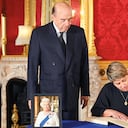 Esta es una muestra de los decretos y viáticos de Alcocer emitidos para sus viajes. En Reino Unido firmó el libro de condolencias ubicado en Lancaster House, opacando al canciller, Álvaro Leyva.