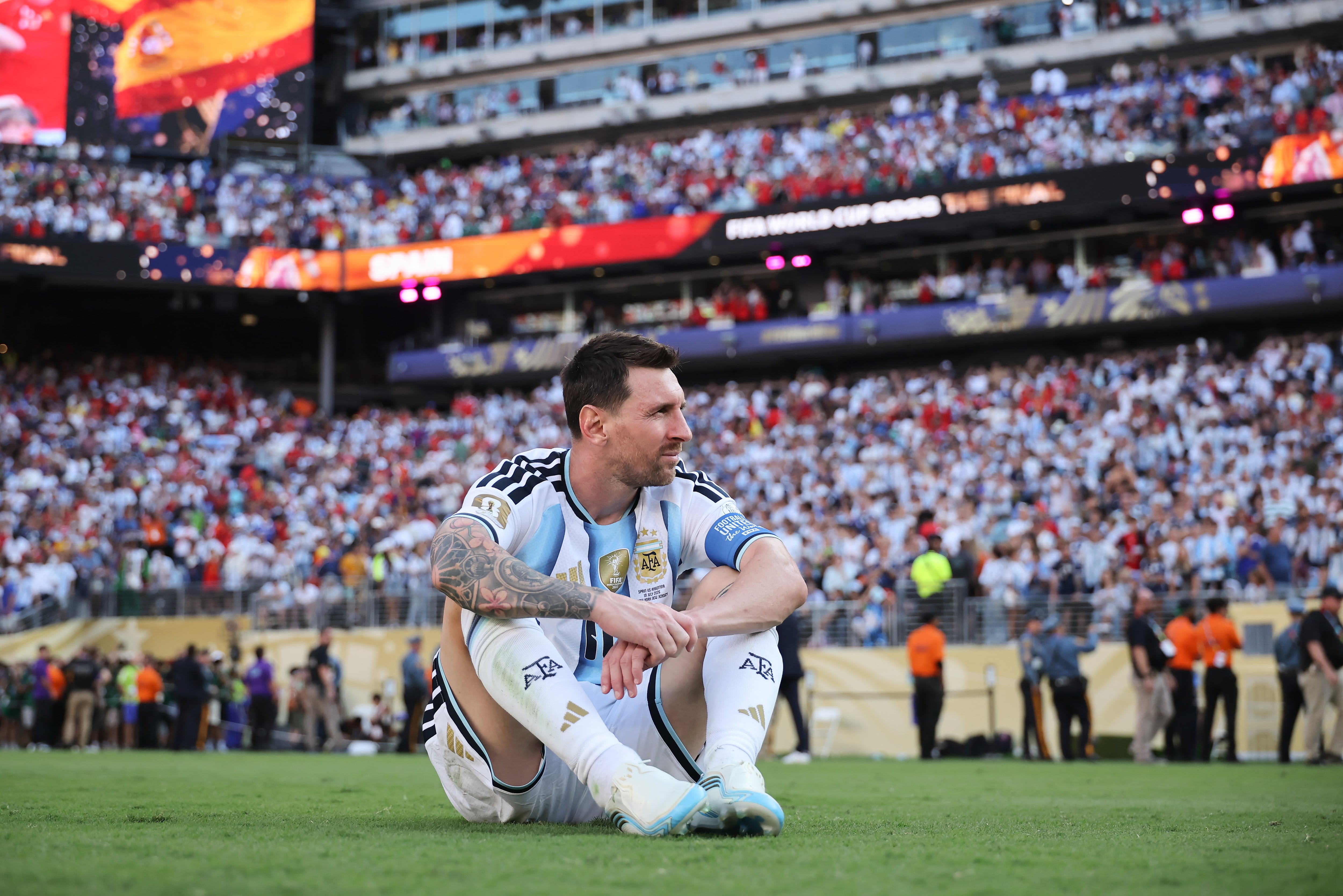 Messi, en el césped del estadio Nueva York Nueva Jersey, tras perder la final del Mundial 2026 con España.