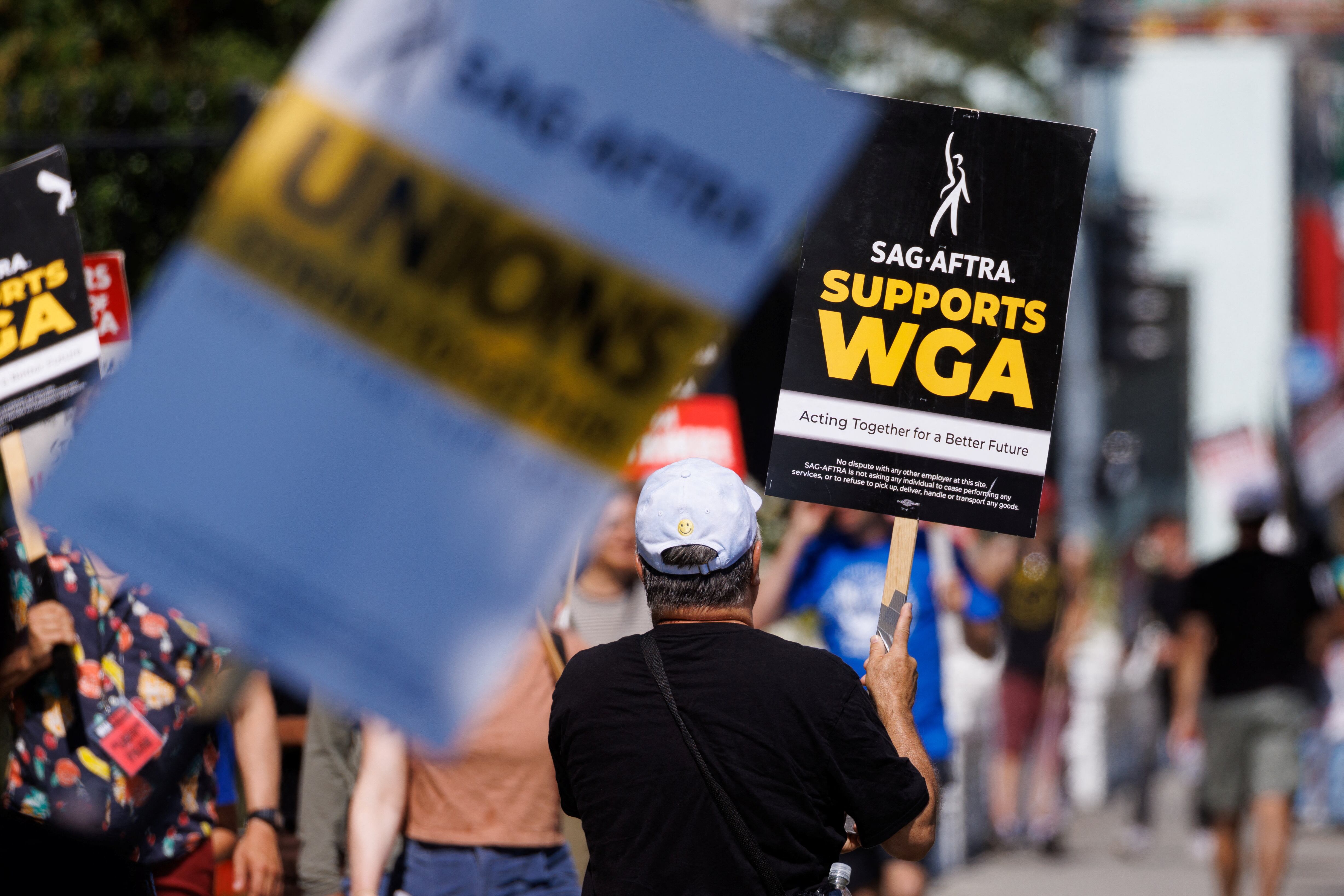 Los miembros del Striking Writers Guild of America (WGA) hacen piquetes frente a las oficinas de Netflix cuando el sindicato SAG-AFTRA anunció que había aceptado una "solicitud de última hora" de la Alianza de Productores de Cine y Televisión para la mediación federal, pero se negó a extender nuevamente su contrato laboral