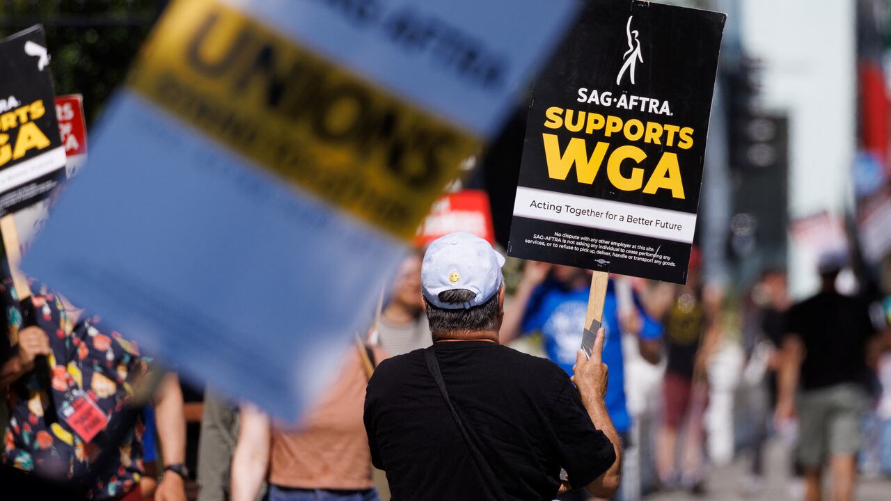 Los miembros del Striking Writers Guild of America (WGA) hacen piquetes frente a las oficinas de Netflix cuando el sindicato SAG-AFTRA anunció que había aceptado una "solicitud de última hora" de la Alianza de Productores de Cine y Televisión para la mediación federal, pero se negó a extender nuevamente su contrato laboral