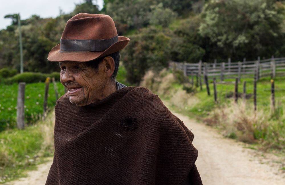 Durante la caminata para llegar a nuestro destino se pasa por diferentes veredas, con personajes tan peculiares como don Luis. Foto: Luigi Saenz 