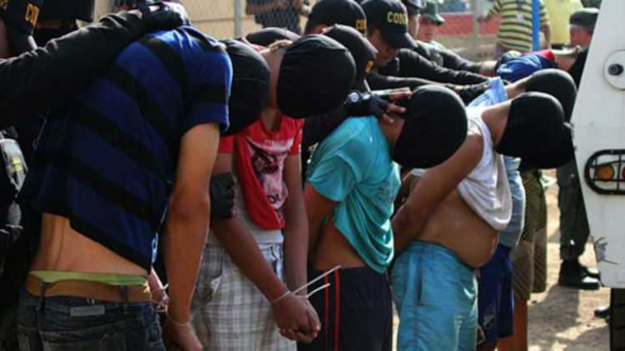 Estos hombres fueron arrestados en la frontera venezolana con Colombia.