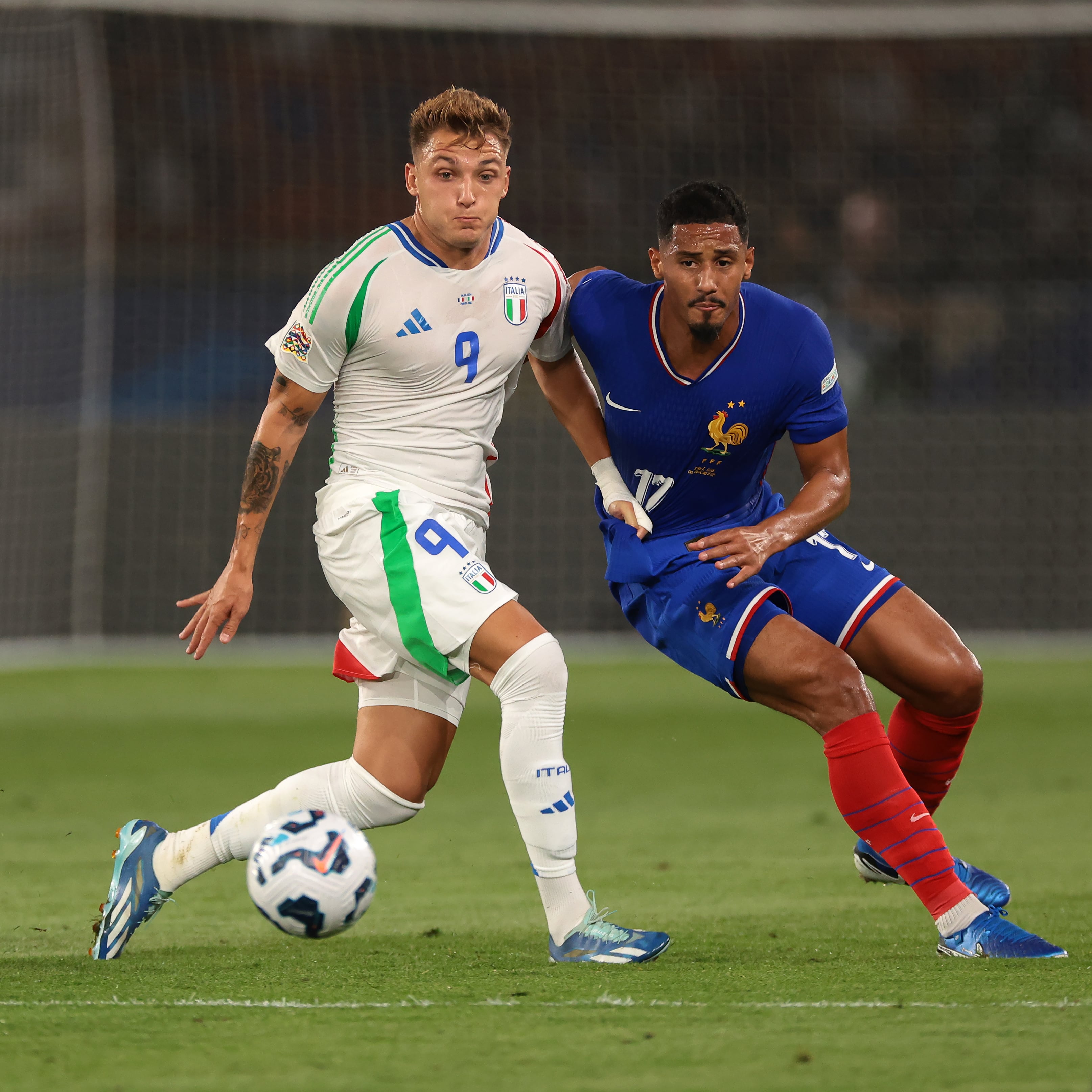 Mateo Retegui (izq., número 9) con los colores de la Selección de Italia.