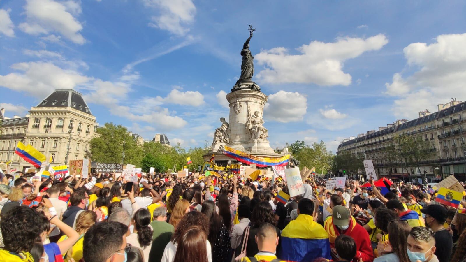 Colombianos manifestándose en París
