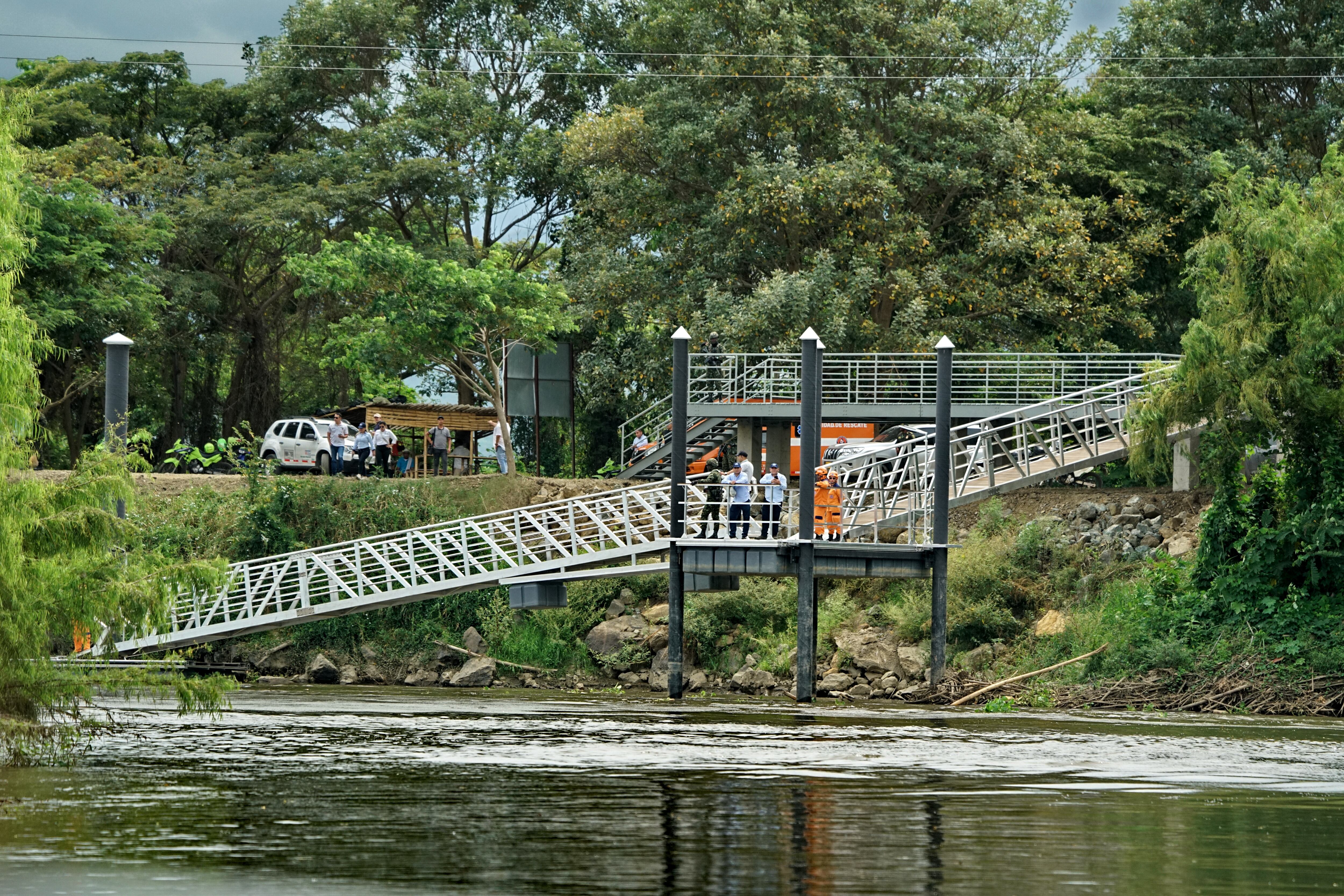 La  CVC entregó este sábado dos mueles construidos sobre el río cauca en los sectores de Videles y la laguna de Sonso. Con estos dos muelles inicia desde hoy la navegación ecoturistica por el río Cauca. Foto Jorge Orozco / El País.