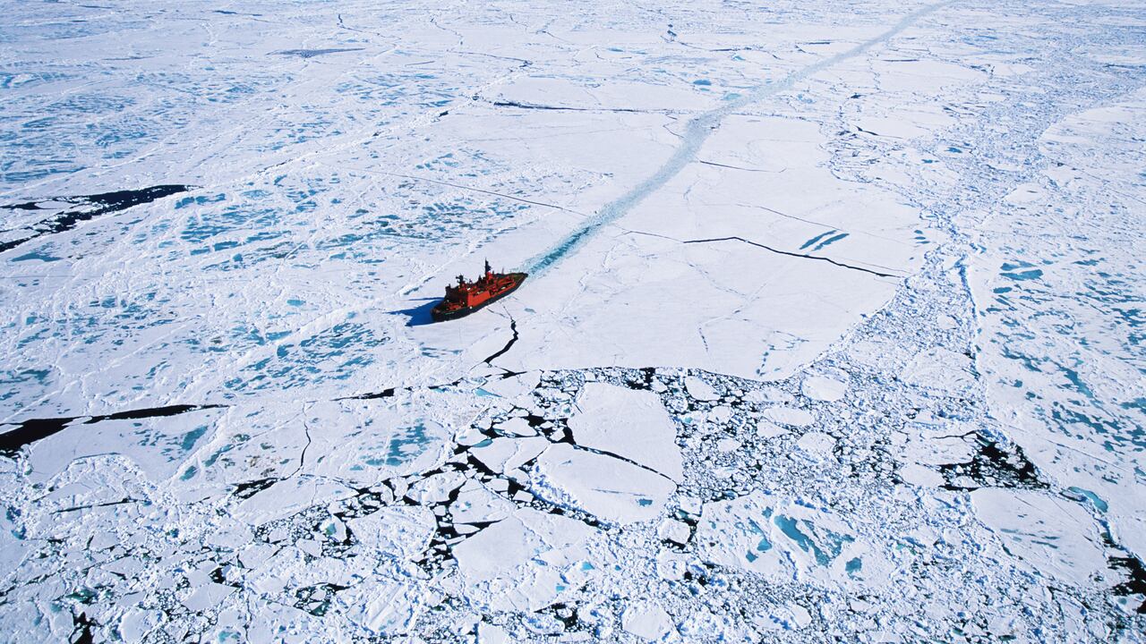 A medida que retrocede la capa de hielo flotante de las regiones oceánicas polares, por cuenta del calentamiento global, desde Moscú plantean avanzar en la implementación de una vía comercial que conecte a Europa y Asia.