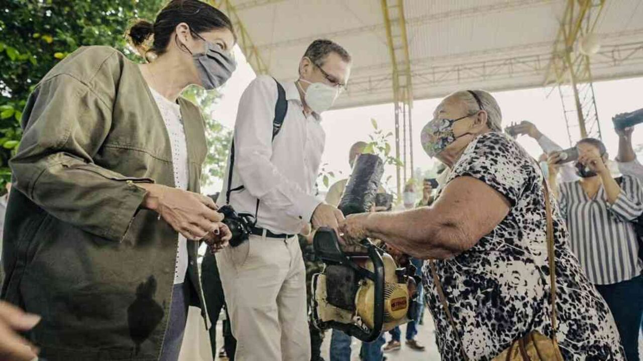 Librada Chaparro es una de las 63 aserradoras que firmó el pacto para proteger el medioambiente en el Meta y Guaviare. Foto: Embajada de Alemania en Colombia.