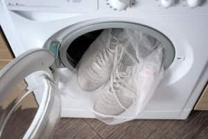 Lavar zapatos en lavadora.