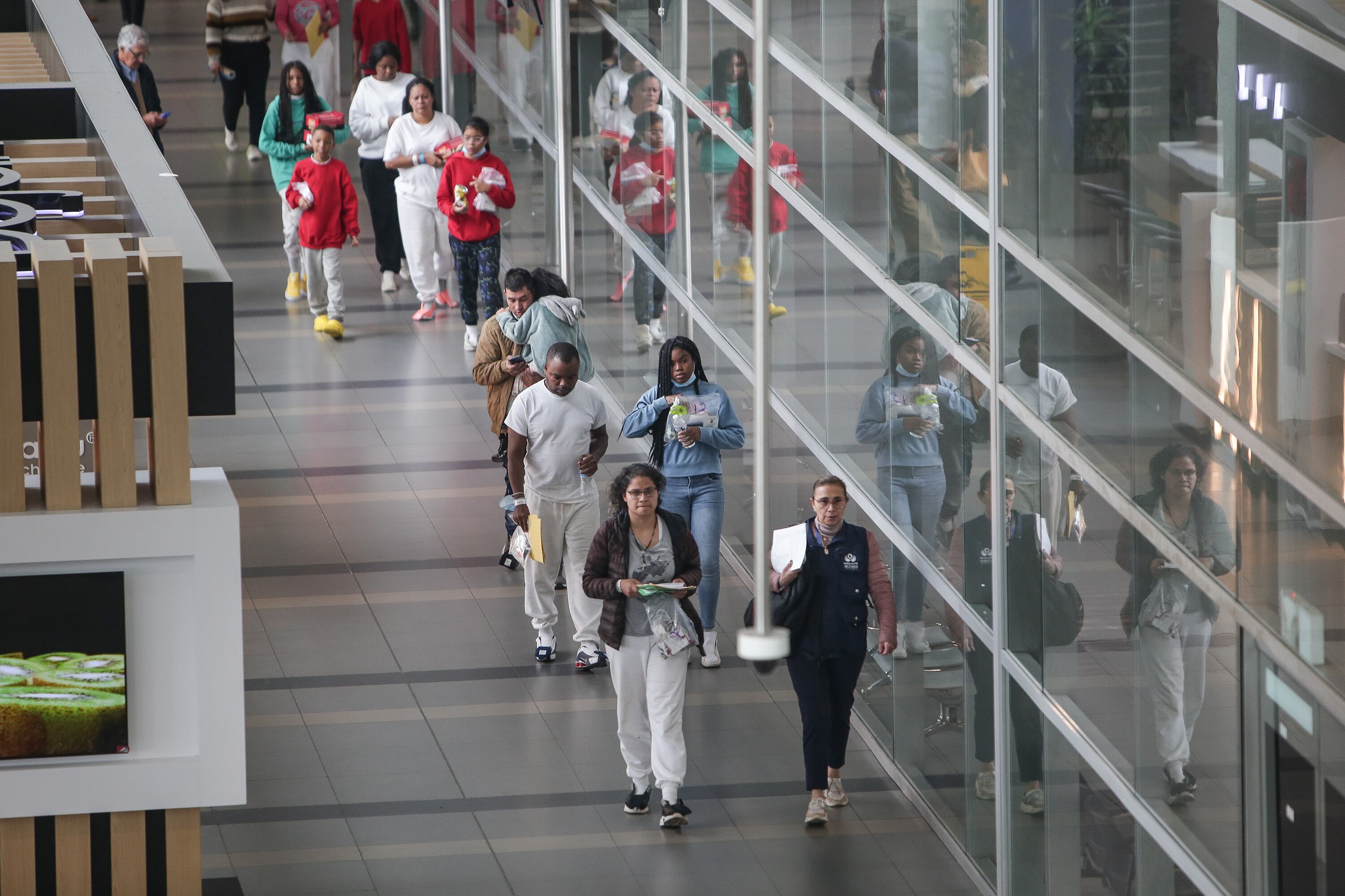 Bogotá. Mayo 11 de 2023. Varias familias son atendidas por Migración Colombia y la Defensoria del pueblo en el Aeropuerto Internacional El Dorado, luego de ser retornadas desde los Estados Unidos. (Colprensa - John Paz)