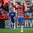 Luis Suárez de Granada celebra después de anotar el primer gol de su equipo durante el partido de la Liga española entre Granada y Real Madrid en el estadio de Los Cármenes