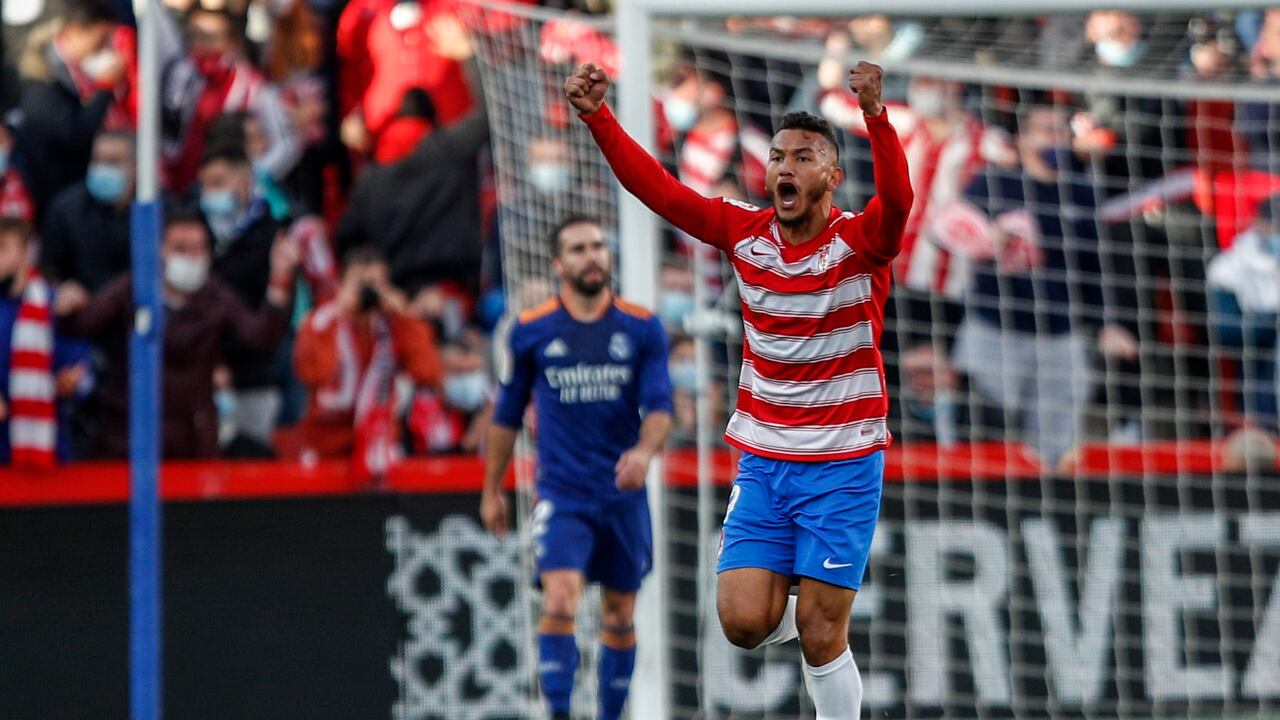 Luis Suárez de Granada celebra después de anotar el primer gol de su equipo durante el partido de la Liga española entre Granada y Real Madrid en el estadio de Los Cármenes