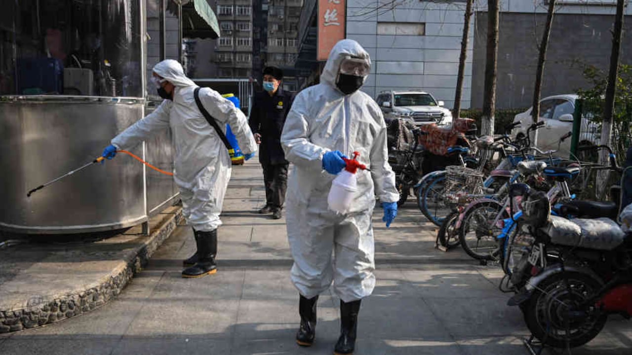 El enorme salto en el número de contagios se produce después que las autoridades locales anunciaron que estaban cambiando la forma en que diagnostican los casos de COVID-19.