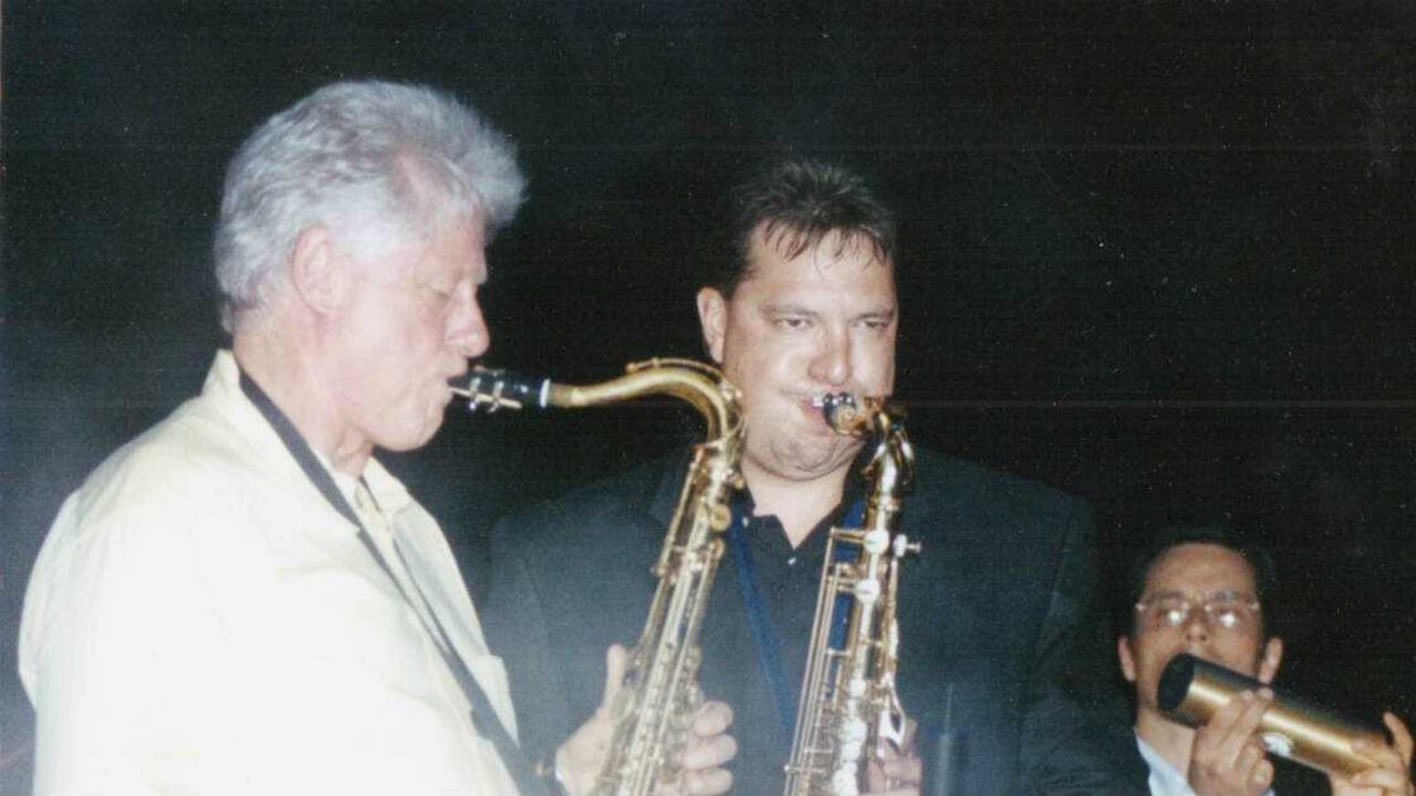 En el año 2000 Bill Clinton llegó en su primera visita a Colombia. En el evento de bienvenida tocó el saxofón con Álvaro Rodríguez.