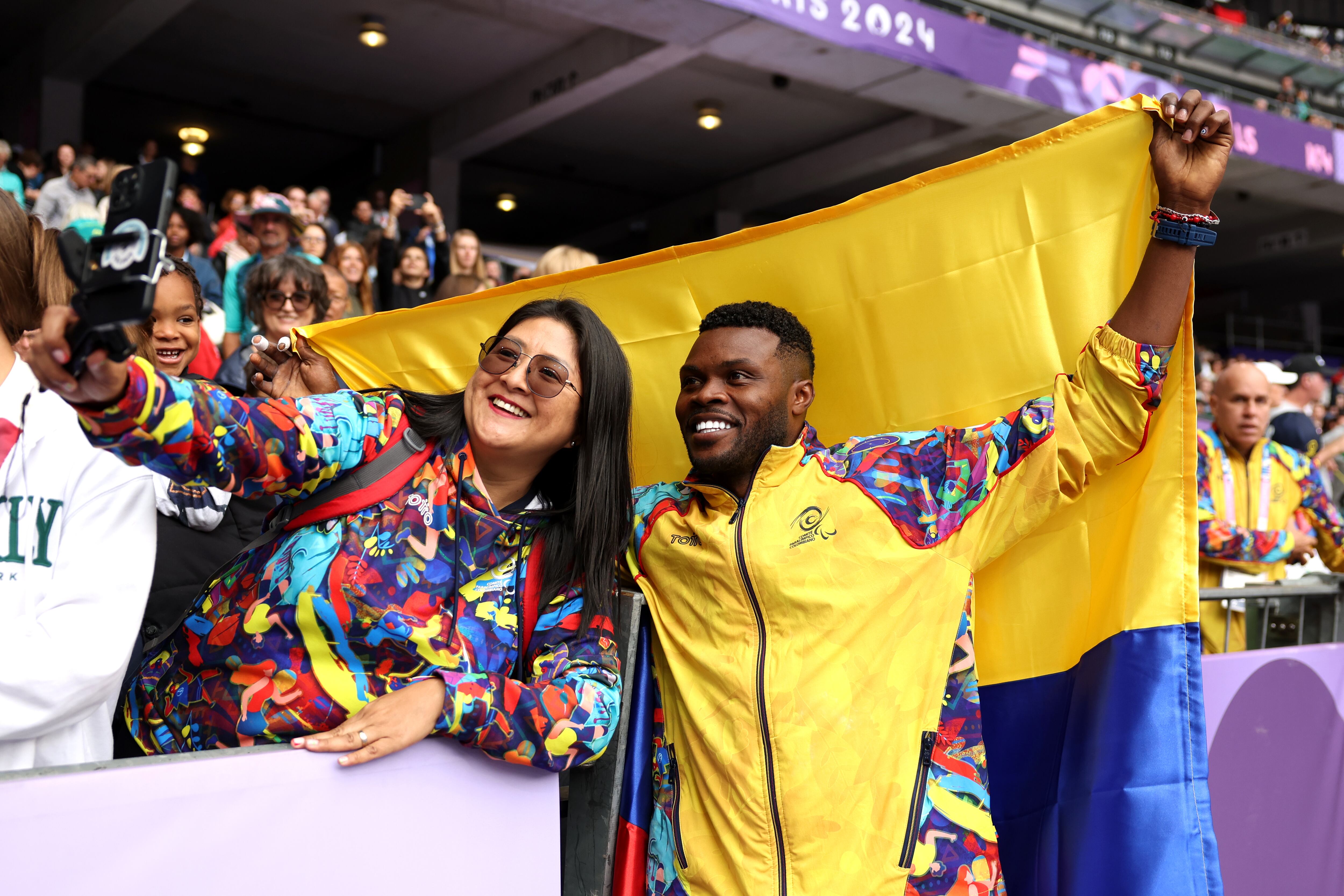 PARIS, FRANCE - AUGUST 30: Gold medalist, Jose Gregorio Lemos Rivas of Team Colombia, poses for a photo with members of the crowd after the Men's Javelin Throw F38 Final on day two of the Paris 2024 Summer Paralympic Games at Stade de France on August 30, 2024 in Paris, France. (Photo by Ezra Shaw/Getty Images)