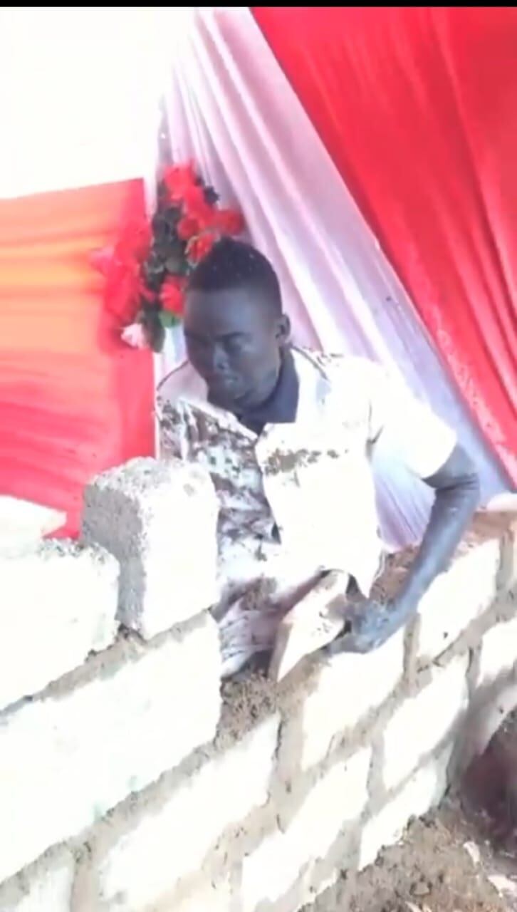 Obrero trabaja el día de sus cumpleaños