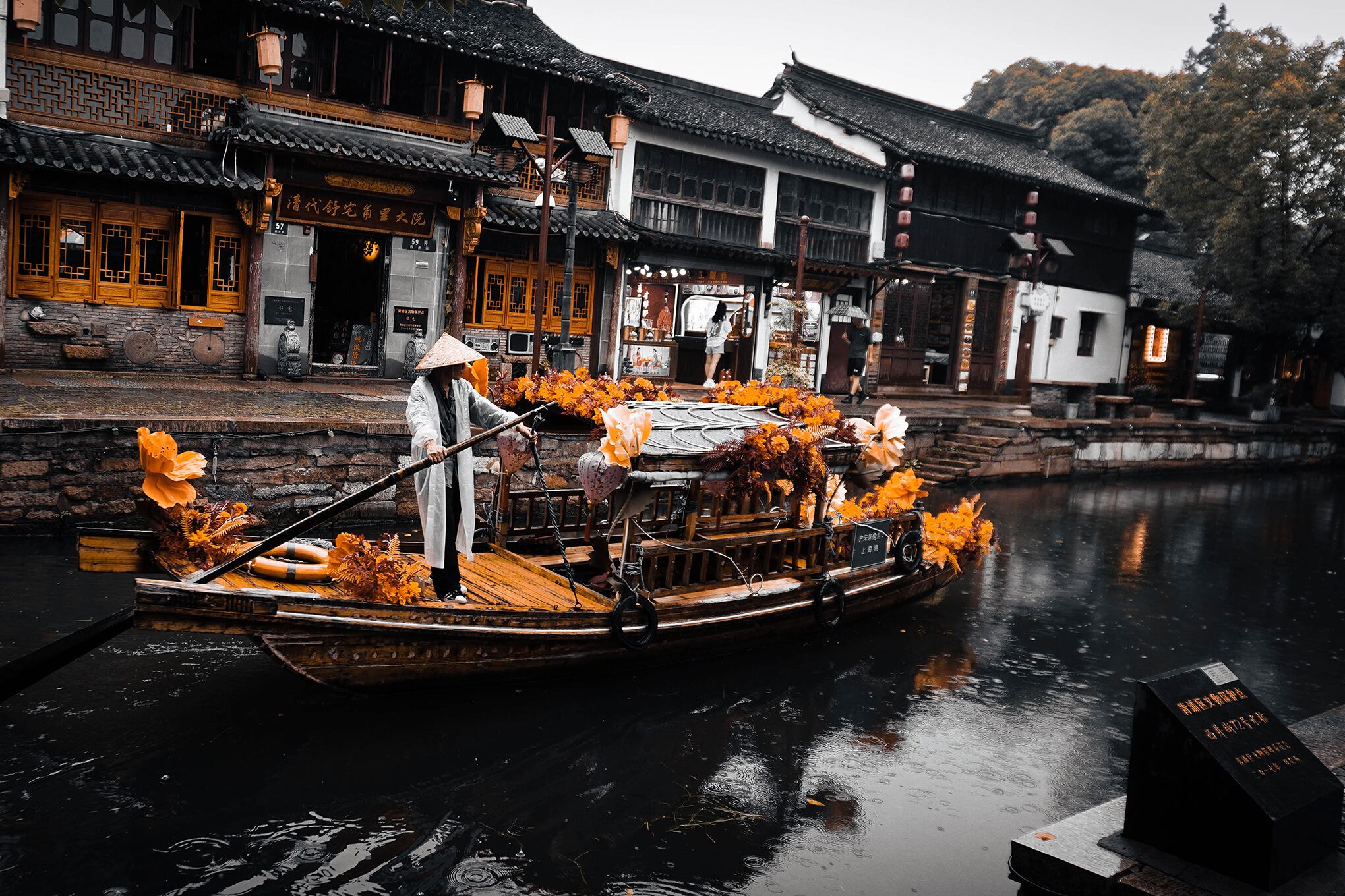 Gondolero en las aguas de Zhujiajiao, en Shanghái
