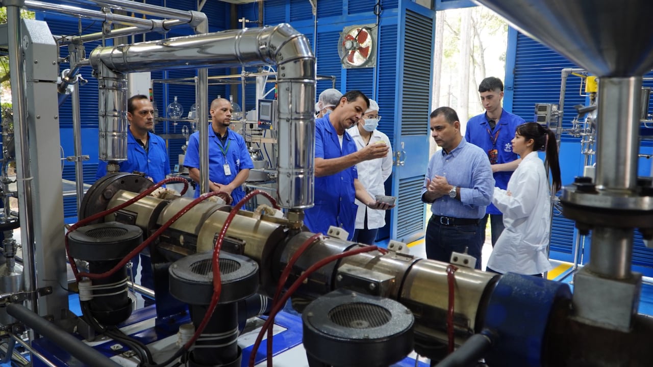 Así funciona la máquina “devora llantas” que inventaron aprendices del Sena y que ya cuenta con patente de la SIC