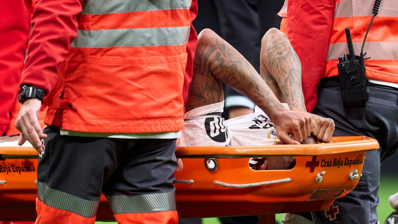 Eder Militao en camilla por fuerte lesión.