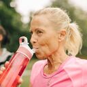 Si se realiza ejercicio físico se debe tomar agua durante el entrenamiento.