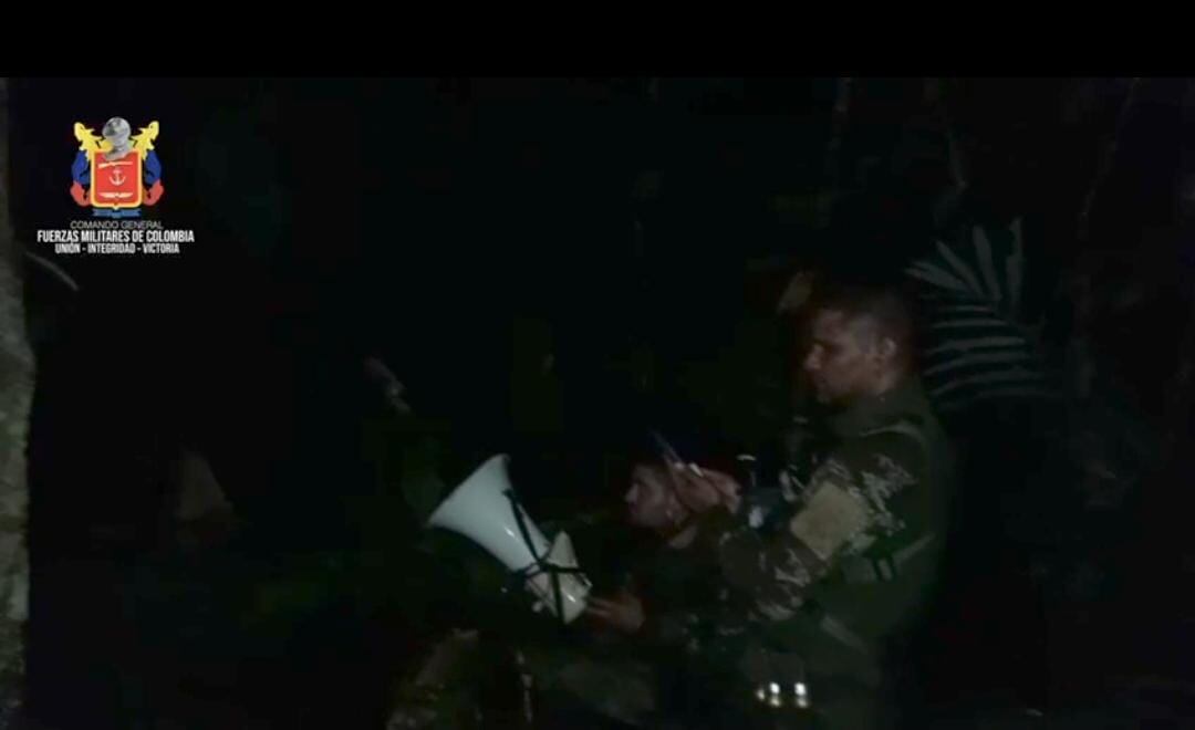 Con megáfono en mano, los comandos de operaciones especiales de las Fuerzas Militares, buscan a los cuatro menores desaparecidos en Caquetá.