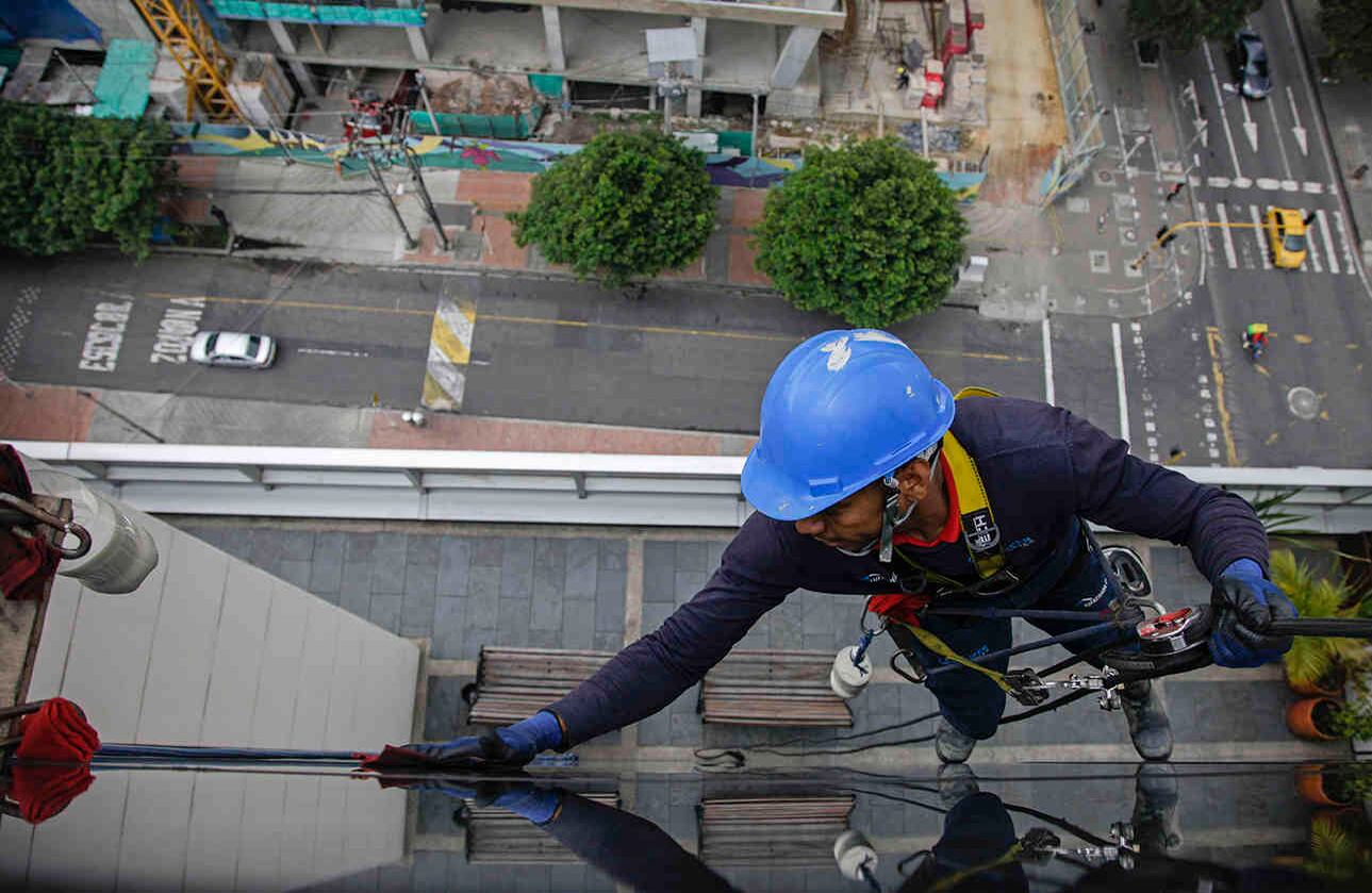 Este oficio es considerado de alto riesgo debido a la posibilidad de sufrir caídas mortales. De acuerdo con Medicina Legal, en 2017 fallecieron en el país más de 100 trabajadores verticales por caídas de altura. Foto: Gabriela Alvarado
