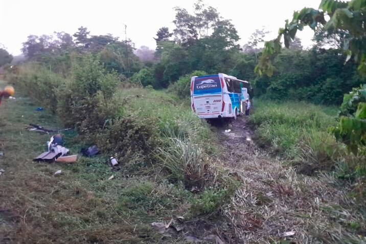 El bus intermunicipal quedó sobre un potrero, tras el choque.