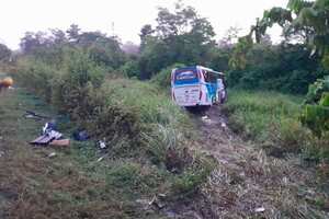 El bus intermunicipal quedó sobre un potrero, tras el choque.