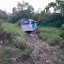 El bus intermunicipal quedó sobre un potrero, tras el choque.