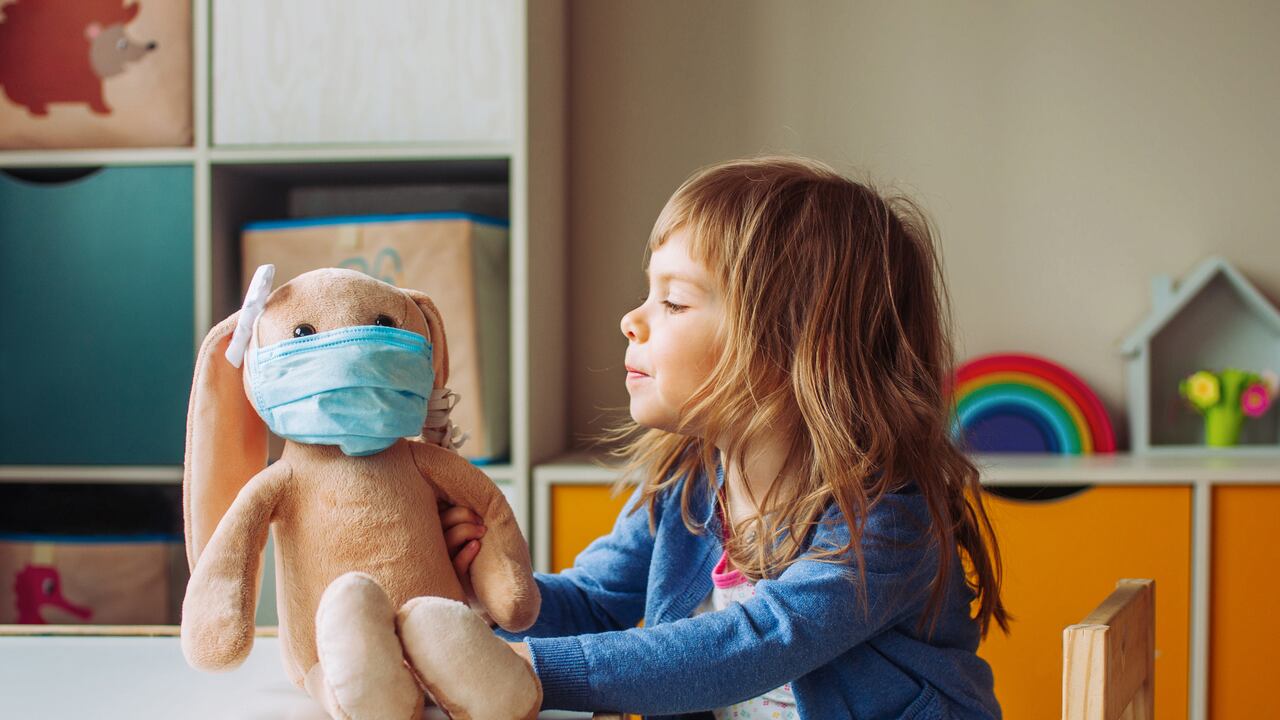 Según datos de la Academia Estadounidense de Pediatría y la Asociación de Hospitales Infantiles, los casos de infantes que contrajeron la enfermedad se ha multiplicado por más de cuatro durante las últimas cuatro semanas.