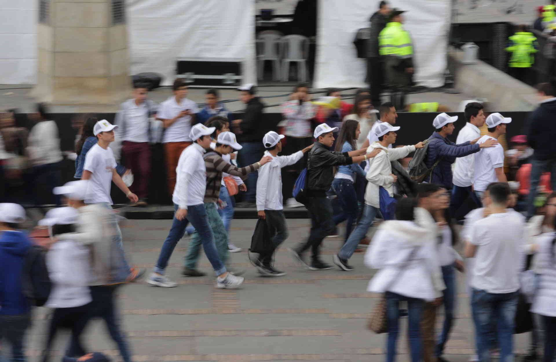 Los jóvenes son los que en su gran mayoría llenan a esta hora la Plaza de Bolívar. Foto: Juan Carlos Sierra// SEMANA