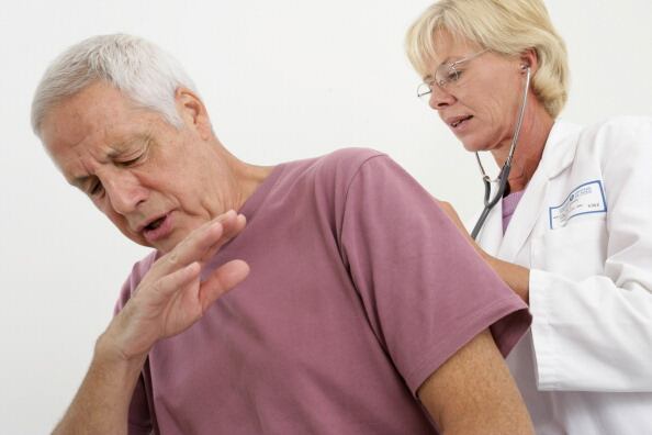 Los CDC aconsejaron consultar al médico o farmacéutico sobre los medicamentos de venta sin receta que pueden ayudarlo a sentirse mejor. (Photo By BSIP/UIG Via Getty Images)