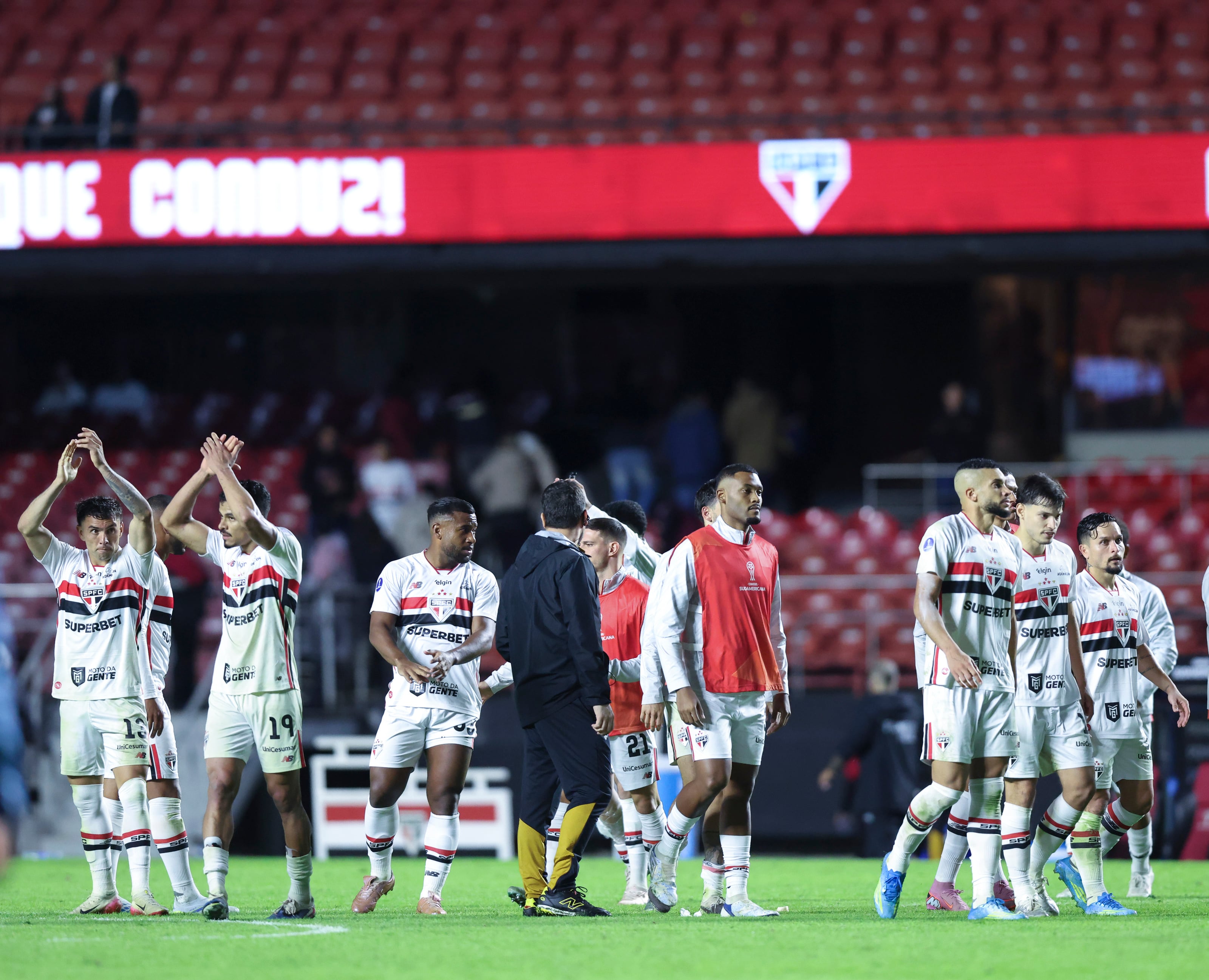 SAO PAULO, BRAZIL - MAY 19: Players of Sao Paulo wave to the fans after a Copa CONMEBOL Sudamericana 2026 match between Sao Paulo and Millonarios at MorumBIS Stadium on May 19, 2026 in Sao Paulo, Brazil. (Photo by Alexandre Schneider/Getty Images)