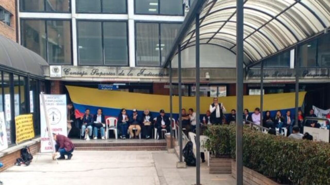 Juzgados y tribunales amanecieron bloqueados.