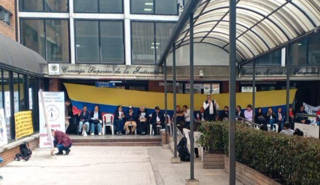 Juzgados y tribunales amanecieron bloqueados.