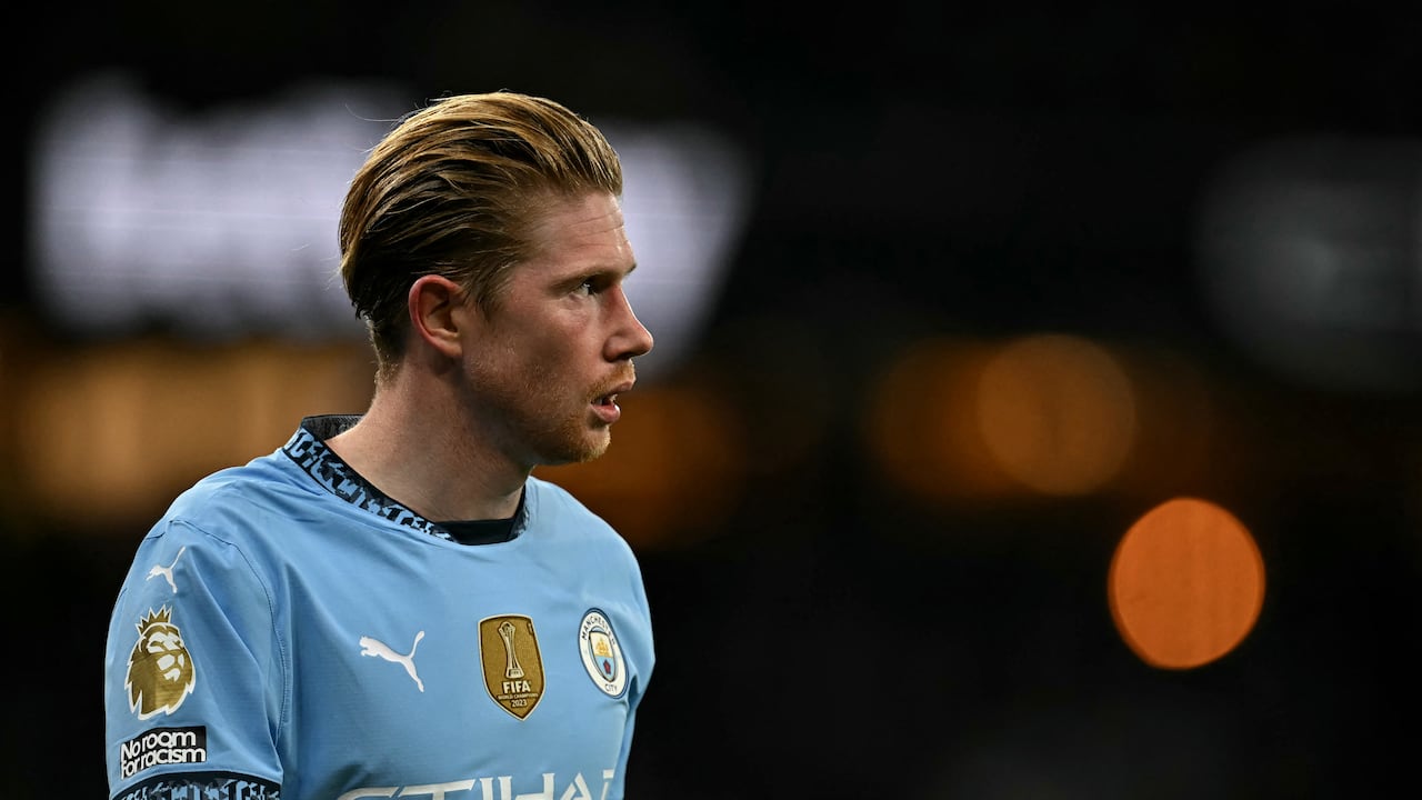 (FILES) Manchester City's Belgian midfielder #17 Kevin De Bruyne looks on during the English Premier League football match between Manchester City and Manchester United at the Etihad Stadium in Manchester, north west England, on December 15, 2024. Manchester City midfielder Kevin De Bruyne confirmed on Friday, April 4, that he will leave the club at the end of the season. (Photo by Paul ELLIS / AFP) / RESTRICTED TO EDITORIAL USE. No use with unauthorized audio, video, data, fixture lists, club/league logos or 'live' services. Online in-match use limited to 120 images. An additional 40 images may be used in extra time. No video emulation. Social media in-match use limited to 120 images. An additional 40 images may be used in extra time. No use in betting publications, games or single club/league/player publications. /