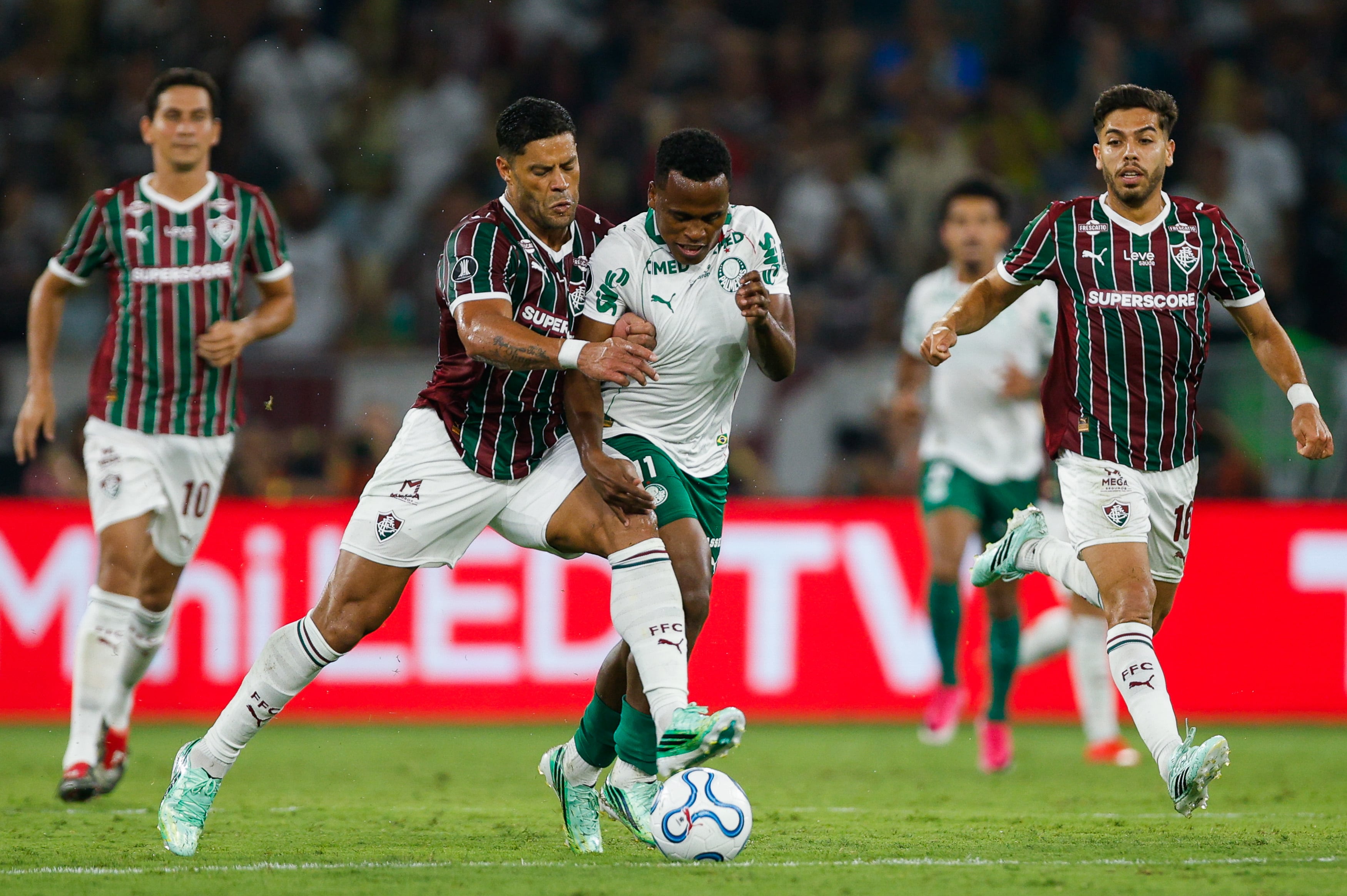 RIO DE JANEIRO, BRAZIL - OCTOBER 14: Hulk of Fluminense battles for possession with Jhon Arias of Palmeiras during the Copa CONMEBOL Libertadores semi-final first leg match between Fluminense and Palmeiras at Maracana Stadium on October 14, 2026 in Rio de Janeiro, Brazil. (Photo by Ruano Carneiro/Getty Images)