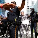 Un manifestante disfrazado de preso, se robó el show en la caravana de Donald Trump. Foto: AFP.