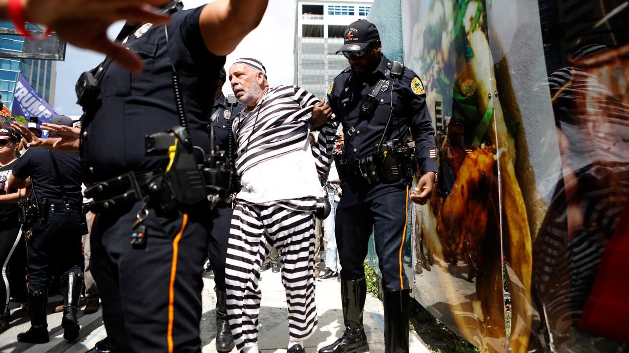 Un manifestante disfrazado de preso, se robó el show en la caravana de Donald Trump. Foto: AFP.