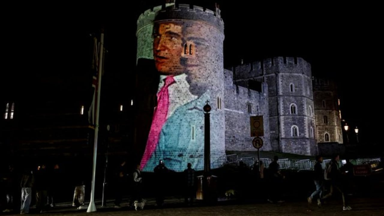 4 personas proyectaron imágenes de Donald Trump y Jeffrey Epstein en el Castillo de Windsor.