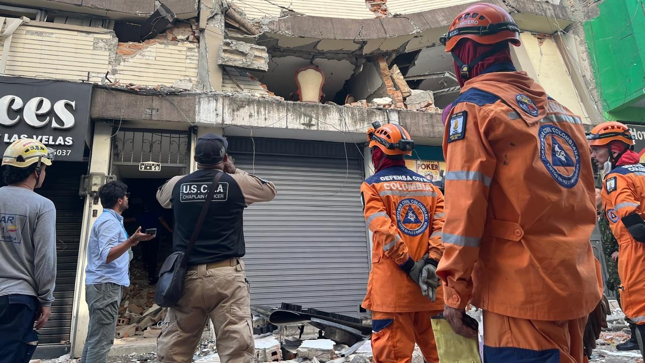 Rescatistas de la Defensa Civil liderando los operativos de búsqueda y rescate tras la tragedia.