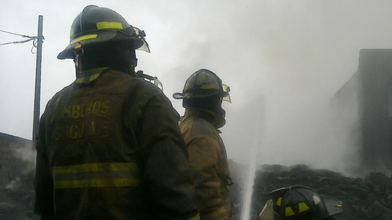 Bomberos esperan que este jueves el incendio quede controlado.