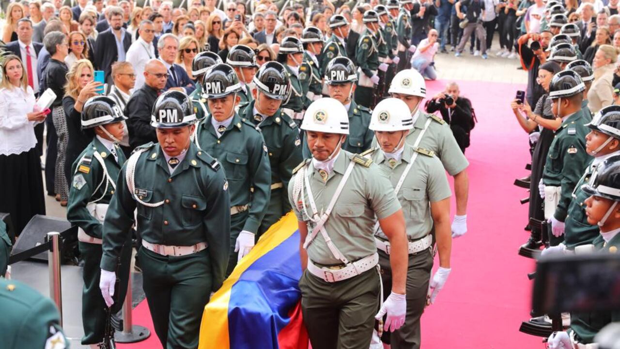 Fuerza pública rinde homenaje a Fernando Botero.
