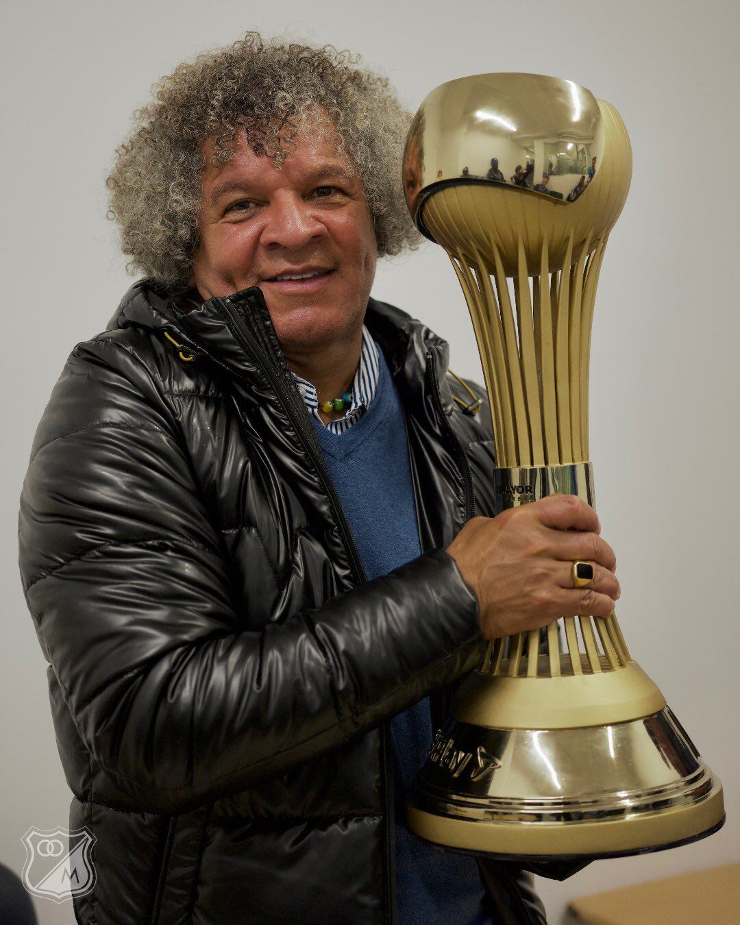 Alberto Gamero levantando el trofeo de campeón de liga con Millonarios.