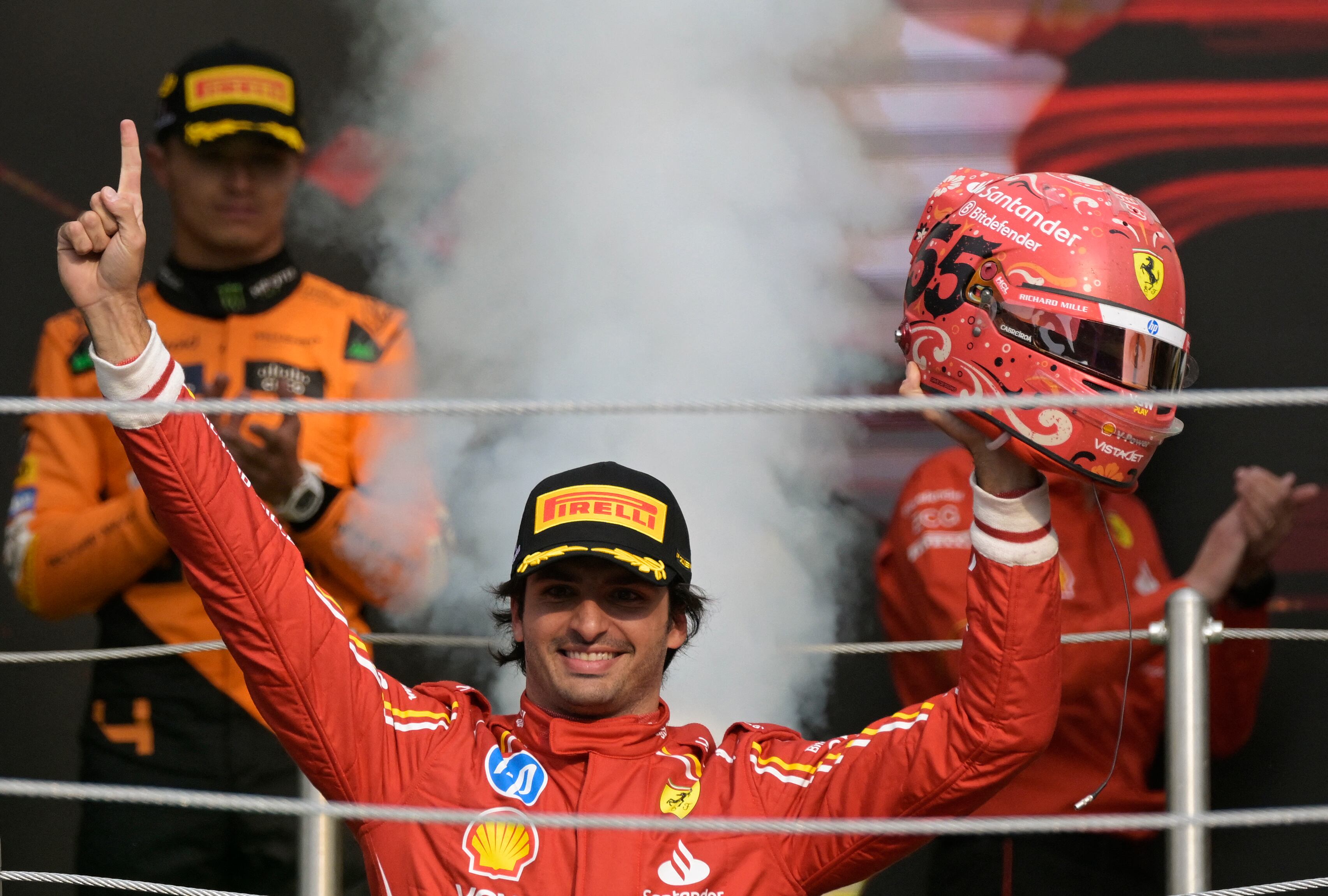 El piloto español de Ferrari, Carlos Sainz, celebra en el podio tras ganar el Gran Premio de Fórmula Uno de la Ciudad de México en el autódromo Hermanos Rodríguez, en Ciudad de México, el 27 de octubre de 2024.