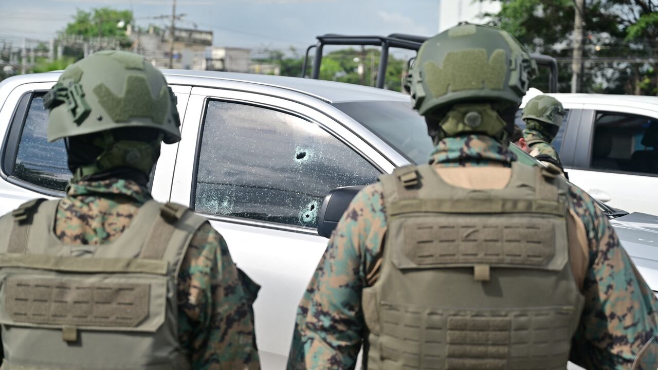 El coronel fue asesinado en Guayaquil, mientras se transportaba en una camioneta hacia Manta.