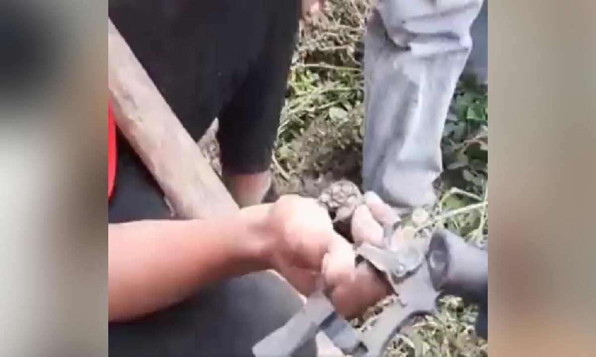 La comunidad encontró en poder del os presuntos sicarios una pistola cargada.