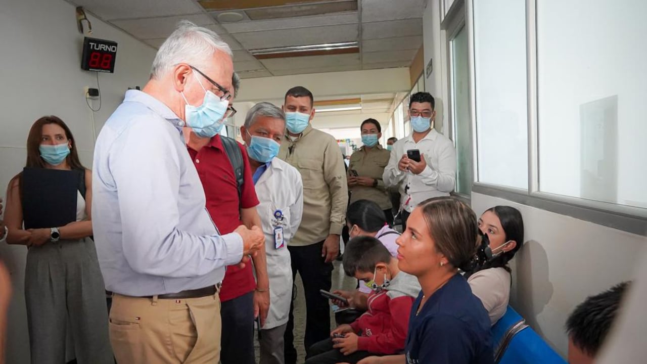 El ministro de Salud, Guillermo Alfonso Jaramillo, visitando unidades de cuidados intensivos (UCI) en Colombia.