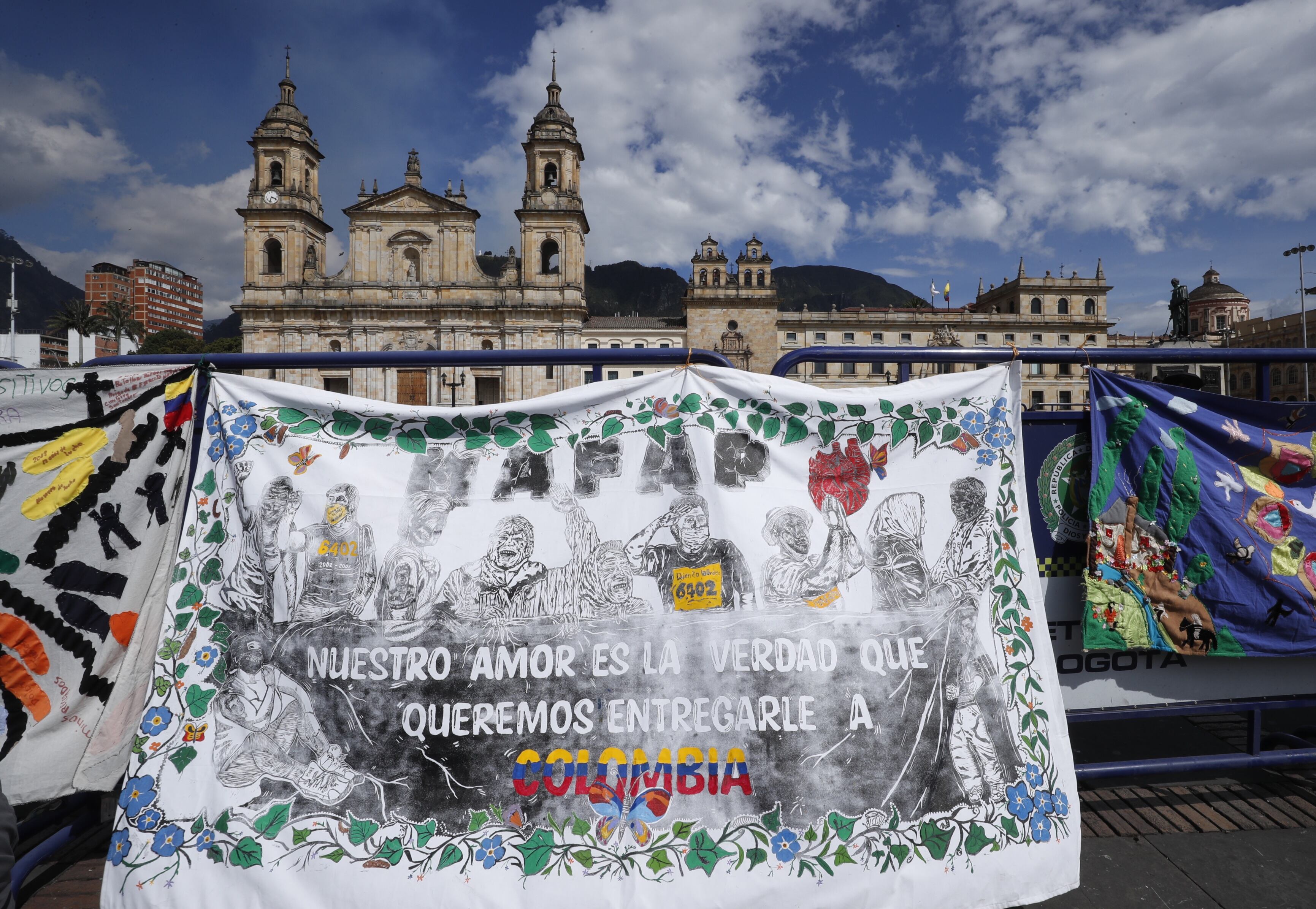Acto de Excusas Públicas por los casos de ejecuciones extrajudiciales de las que fueron víctimas jóvenes residentes en Bogotá y Soacha, en la Plaza de Bolívar