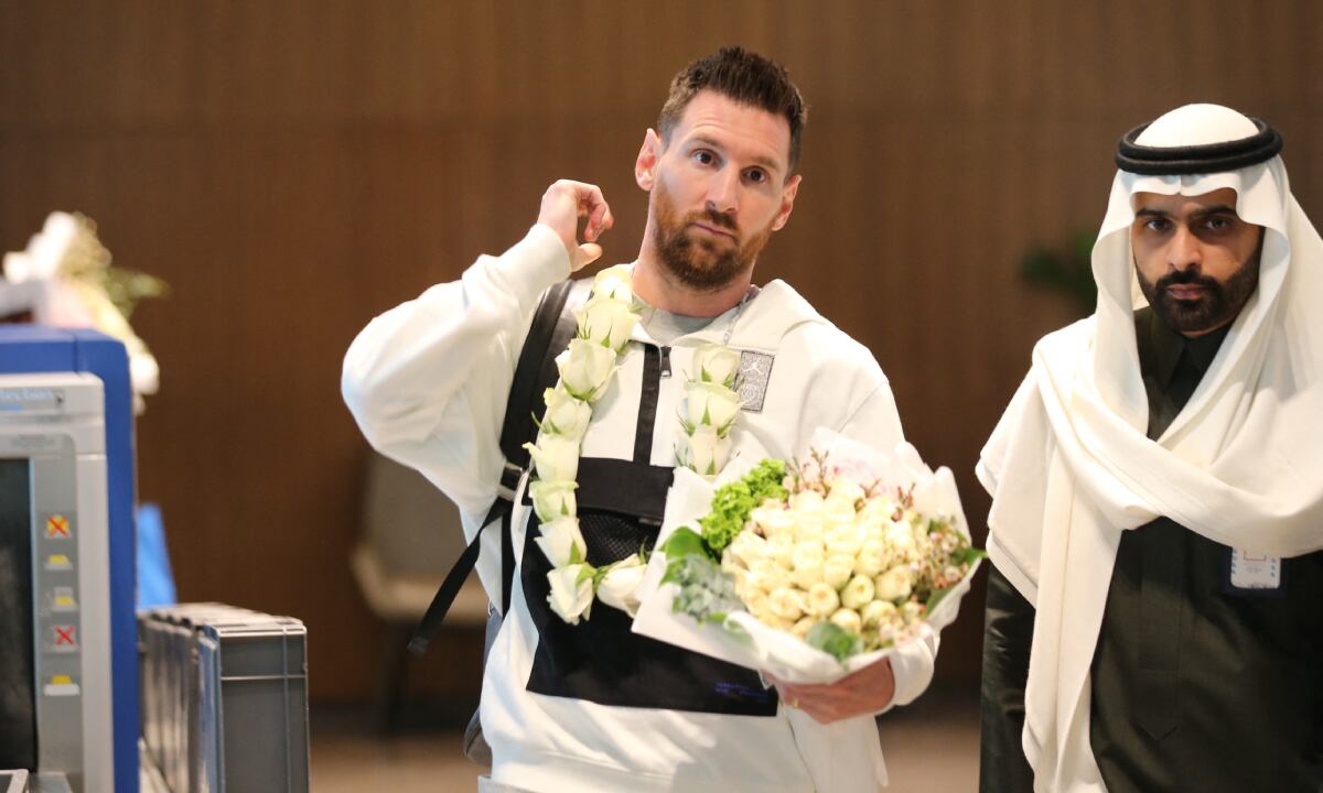 Soccer Football - Paris St Germain arrive in Riyadh ahead of their friendly match v Saudi Pro League XI - King Khalid International Airport, Riyadh, Saudia Arabia - January 19, 2023 Paris St Germain's ionel Messi arrives in Saudi Arabia ahead of the match REUTERS/Ahmed Yosri